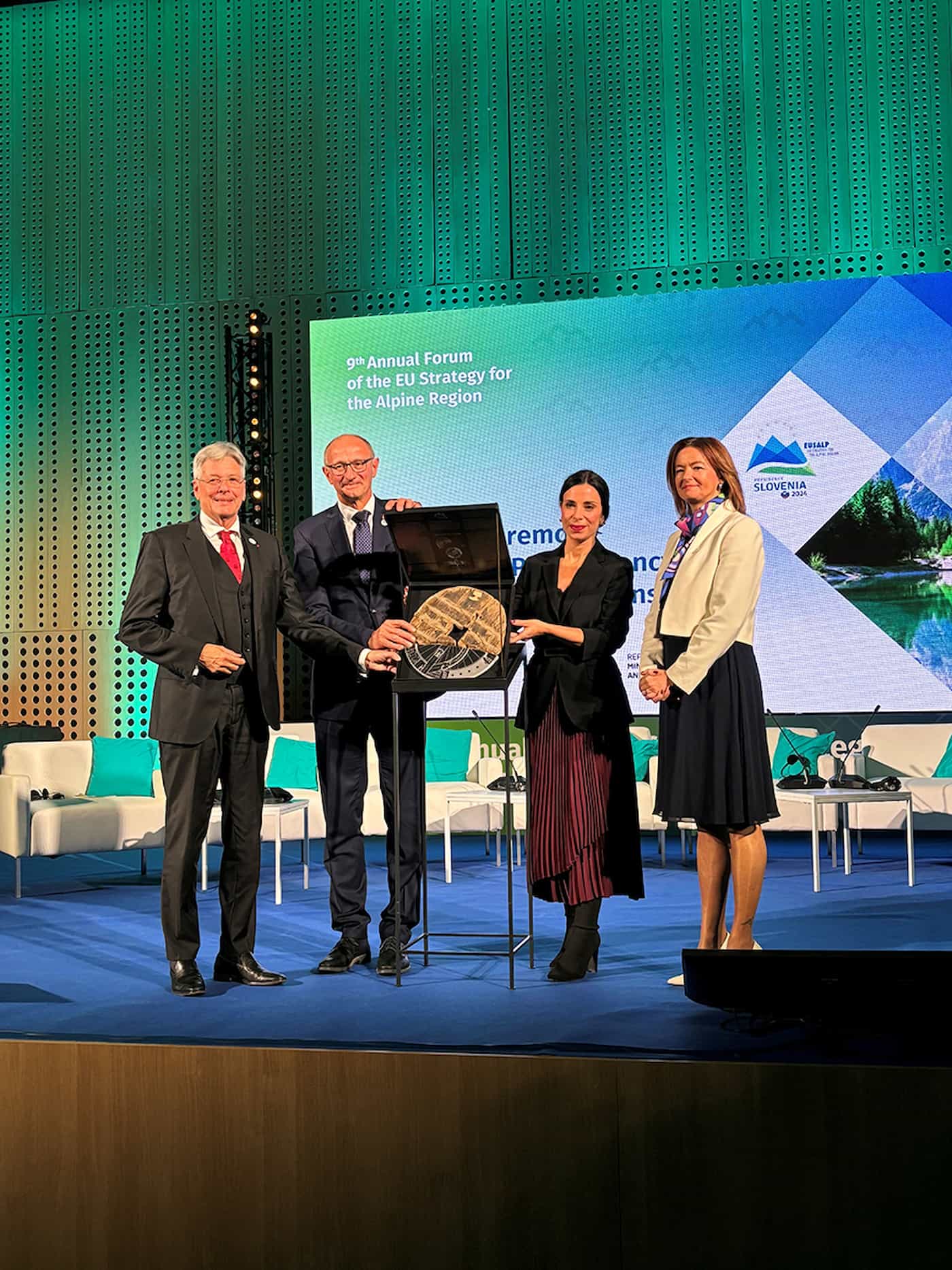 Übergabe des EUSALP-Vorsitzes von Slowenien an Österreich und Liechtenstein: Peter Kaiser, Anton Mattle, Regierungsrätin Dominique Hasler und Tanja Fajon.