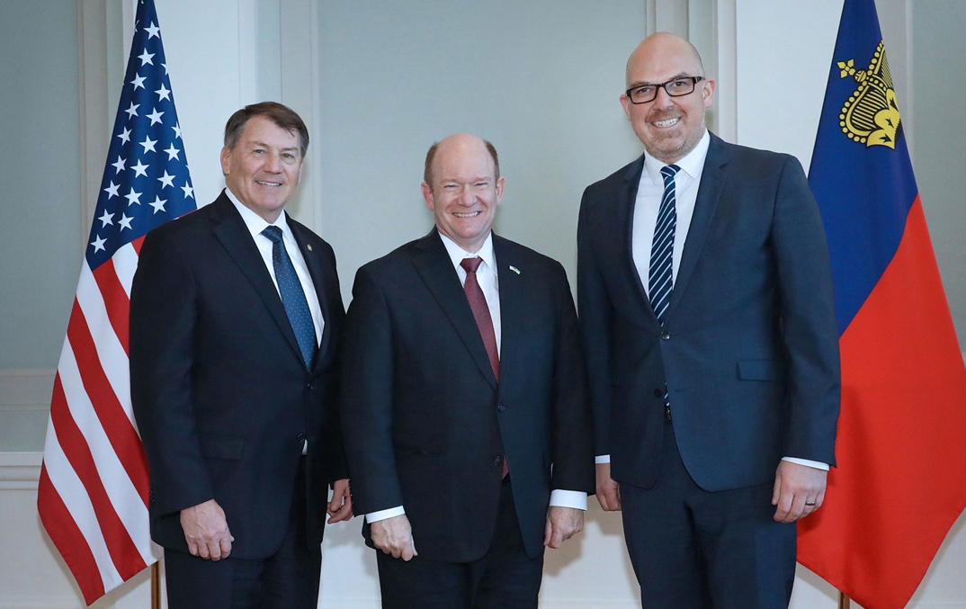 Mike Rounds (Senator South Dakota), Chris Coons (Senator Delaware) und Regierungschef Daniel Risch.