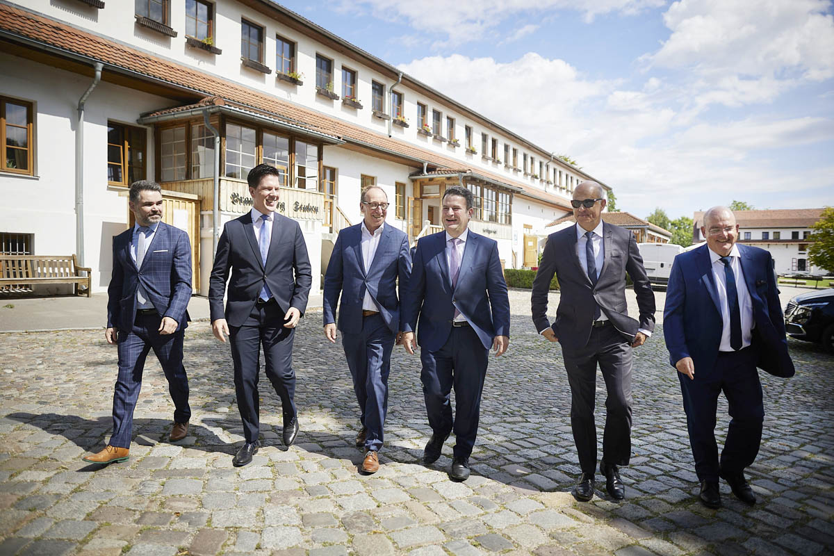 Die teilnehmenden Minister am Sozial- und Gesundheitsquintett beim "Gang" zum Arbeitsgespräch. (Quelle: Jan Pauls Fotografie)