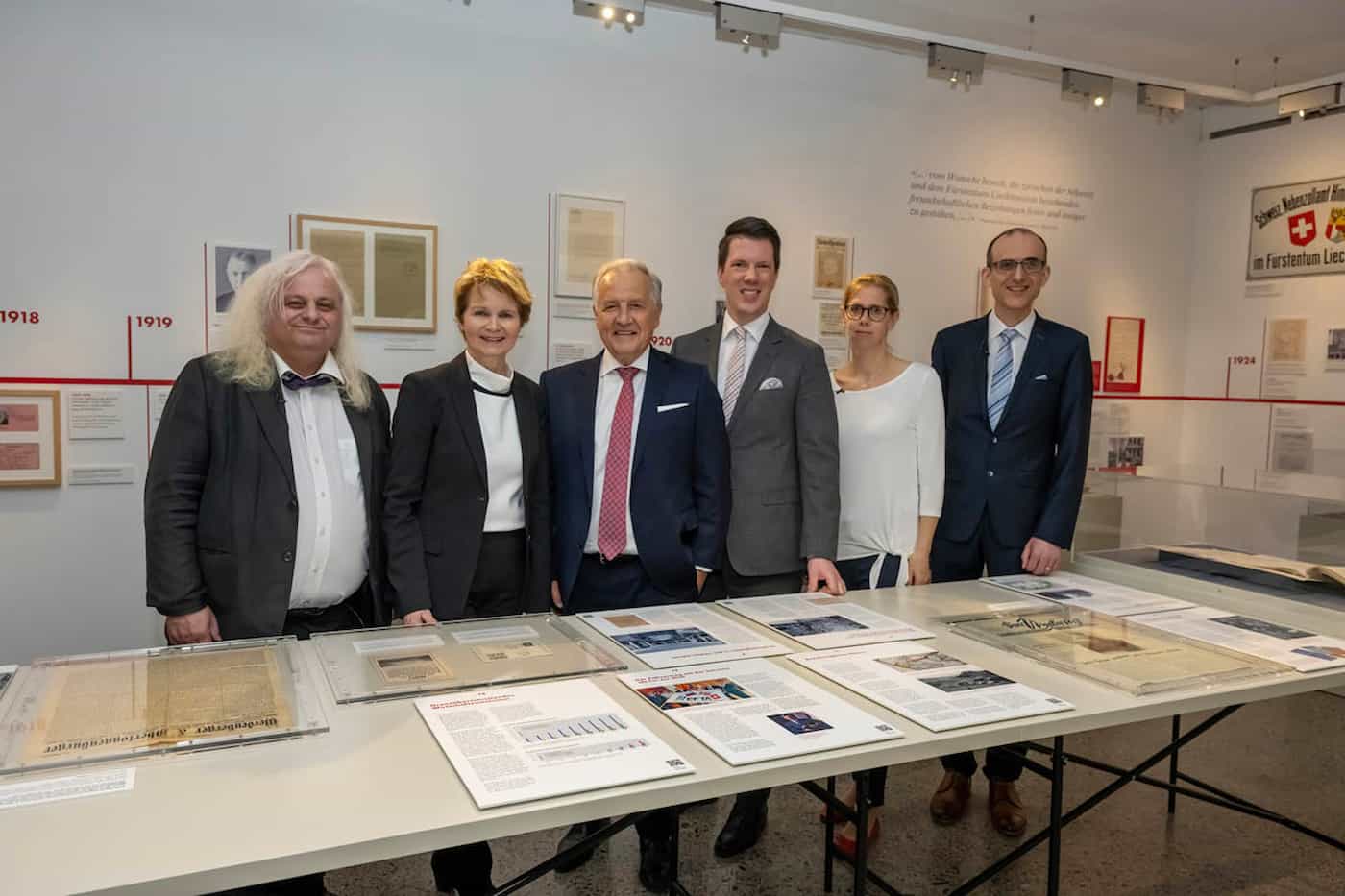 (v.l.) Prof. Dr. Rainer Vollkommer, Direktor des Liechtensteinischen LandesMuseums, Ständeratspräsidentin Brigitte Häberli-Koller, Landtagspräsident Albert Frick,  Regierungsrat Manuel Frick, die beiden Kuratoren der Ausstellung: Dr. Martina Sochin-D’Elia,  Donat Büchel