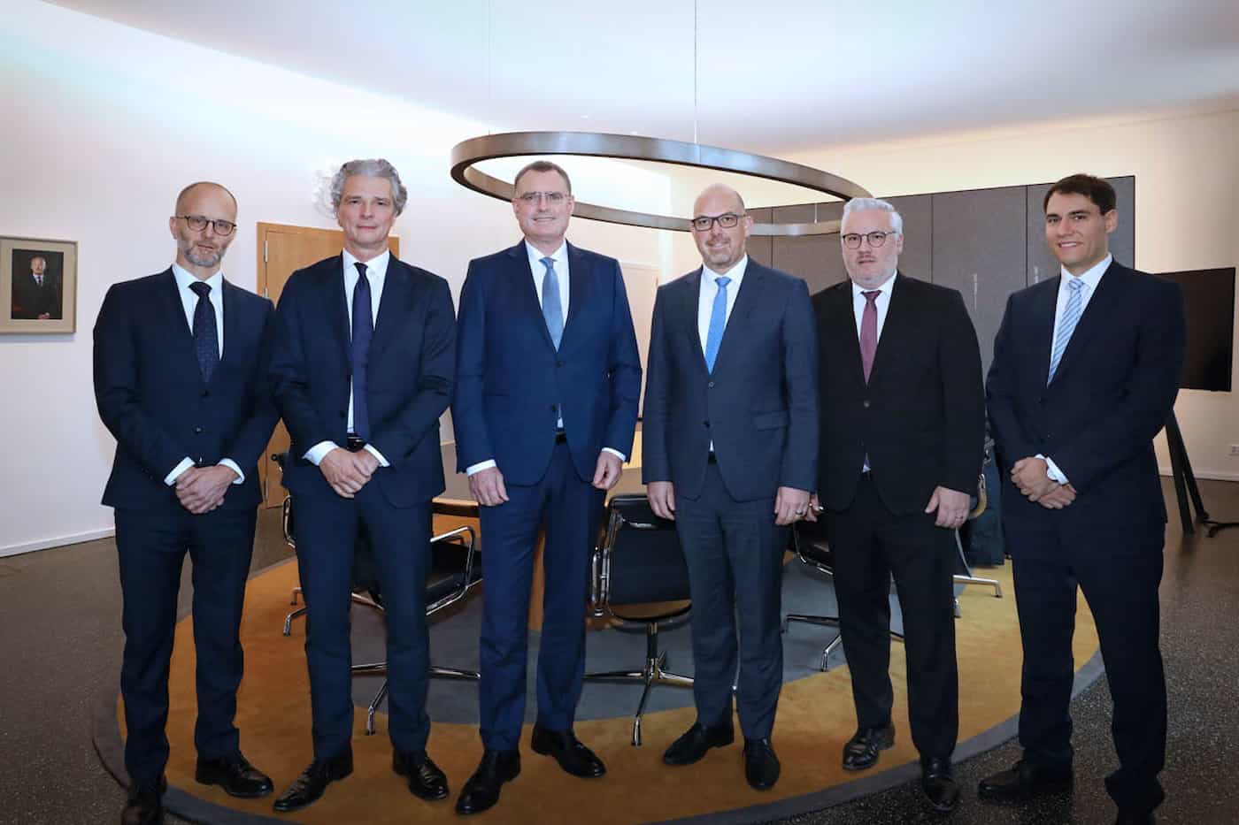 Regierungschef Daniel Risch und die liechtensteinischen Vertreter beim Treffen mit der Delegation der Schweizerischen Nationalbank (SNB) unter der Leitung von Thomas Jordan. 