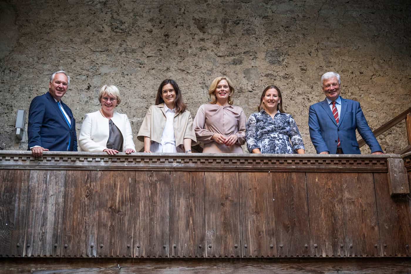 Gruppenfoto auf Schloss Habsburg, von links: Walter Rosenkranz (Österreich), Patricia Creutz-Vilvoye (Belgien), Gastgeberin Maja Riniker (Schweiz), Julia Klöckner (Deutschland), Franziska Hoop (Liechtenstein) und Claude Wiseler (Luxemburg). (Foto: Parlamentsdienste CH/Pascal Mora)