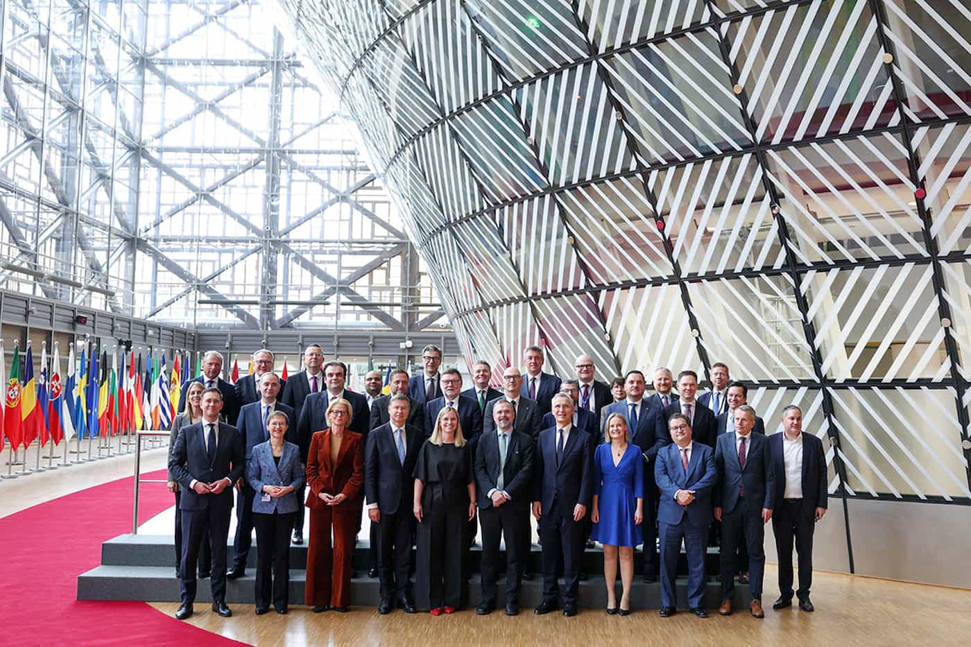 Die Teilnehmerinnen und Teilnehmer des Ecofin-Treffens in Brüssel. 