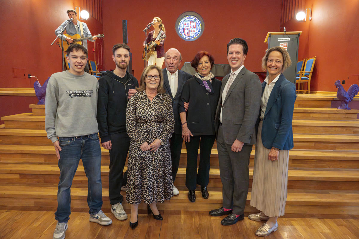 Esther und Rolf Hohmeister mit Familie, Antje Moser, Vorsitzende der Kulturkommission und Gemeinderätin Gemeinde Vaduz, Regierungsrat Manuel Frick, Petra Miescher Bürgermeisterin von Vaduz