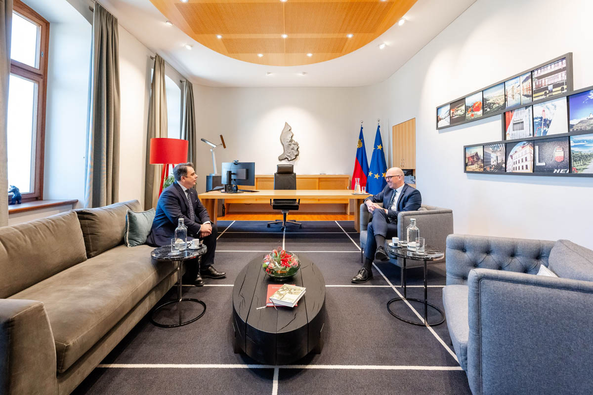 Vier-Augen-Gespräch des bulgarischen Finanzministers Assen Wassilew mit Regierungschef Daniel Risch.