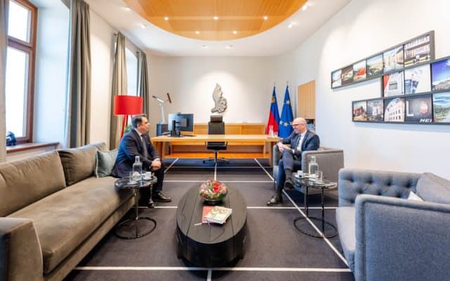 Vier-Augen-Gespräch des bulgarischen Finanzministers Assen Wassilew mit Regierungschef Daniel Risch.
