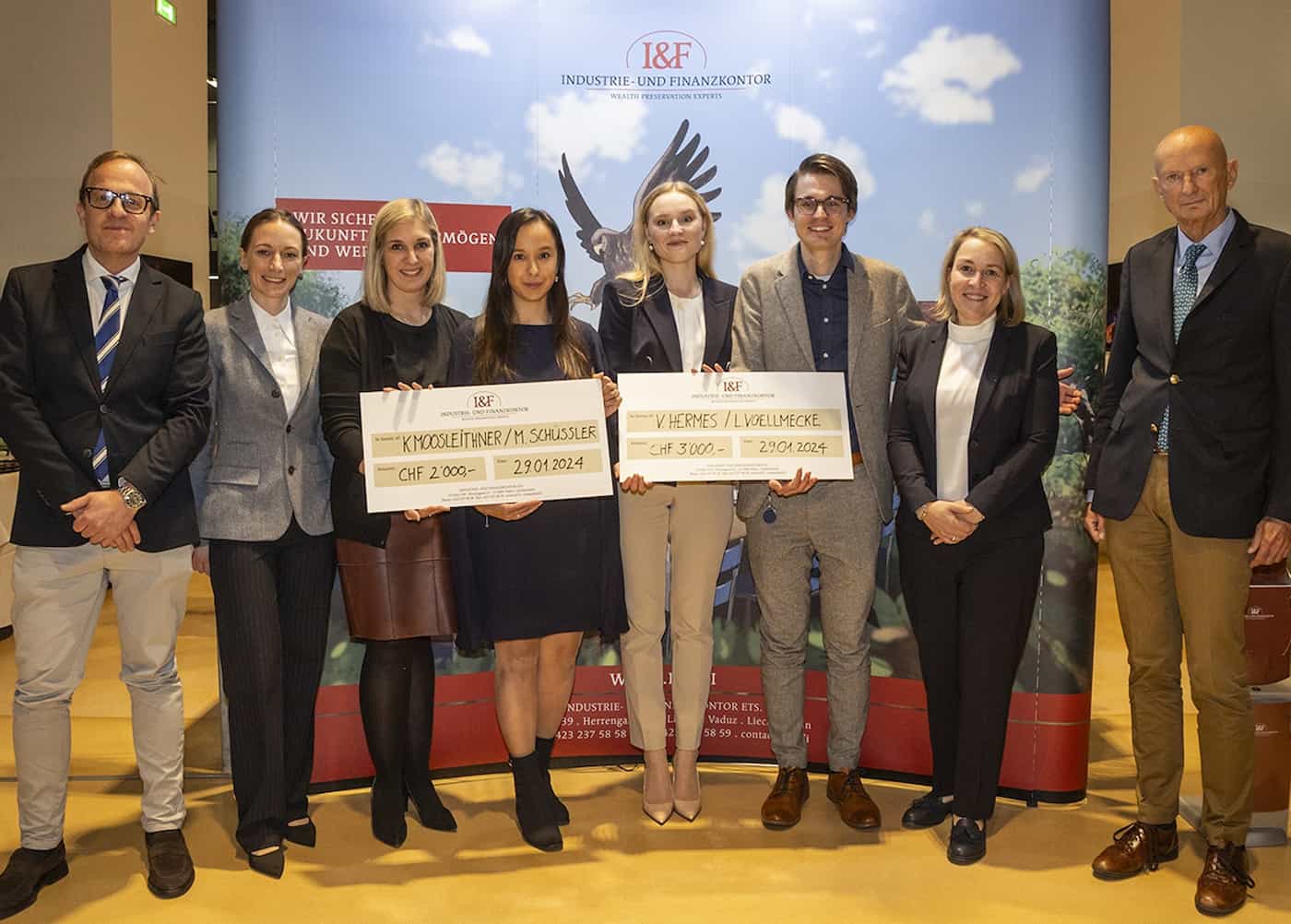 (v.l.n.r.): Prof. Dr. Francesco Schurr (Uni), I.D. Gisela Bergmann Prinzessin von und zu Liechtenstein (I&F), Katja Moosleithner und Dr. Miriam Schüssler (Platz 3), Veronica Hermes und Lukas Voellmecke (Platz 2), Prof. Dr. Alexandra Butterstein (Uni), S.D. Prinz Michael von und zu Liechtenstein (I&F) – der Erstplatzierte fehlt auf dem Foto, Foto © Paul Trummer