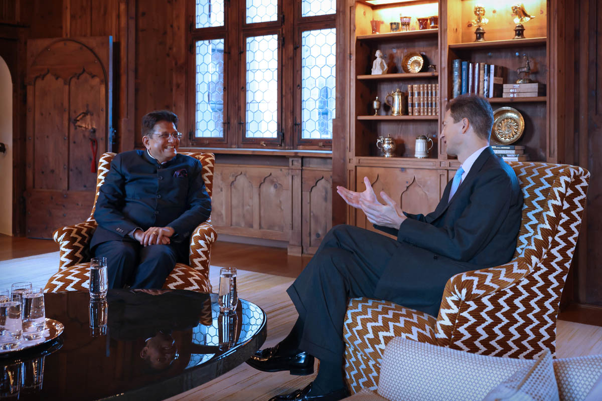 S.D. Erbprinz Alois von und zu Liechtenstein begrüsst den indische Handels- und Industrieminister, Piyush Goyal, auf Schloss Vaduz. (Quelle: IKR/Roland Korner)