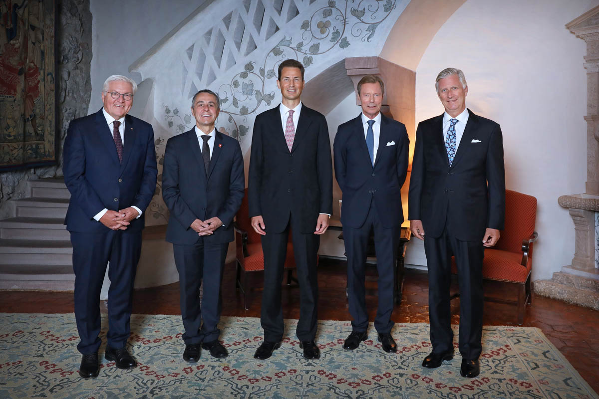  S.D. Erbprinz Alois von und zu Liechtenstein empfing die deutschsprachigen Staatsoberhäupter auf Schloss Vaduz wo sie sich in das Gästebuch eintrugen
