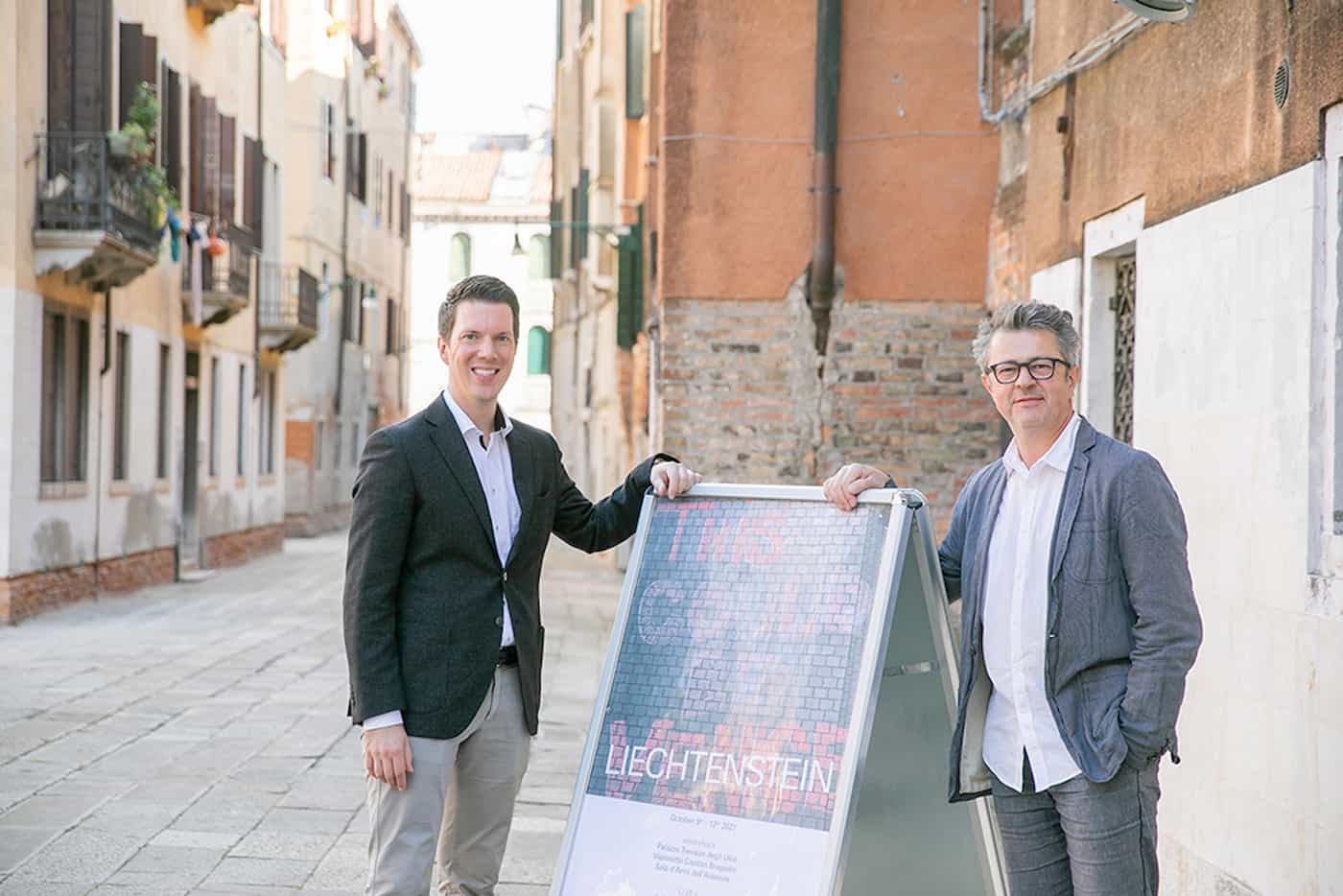 Regierungsrat Manuel Frick und Alberto Alessi, Dozent für Architektur an der Universität Liechtenstein vor dem Palazzo Trevisan in Venedig (ein Arbeitsort der Universität im Zusammenhang mit der Biennale)