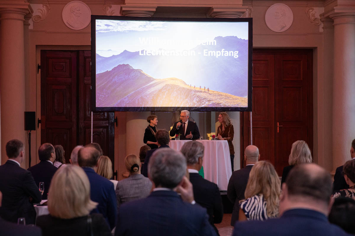 Regierungschefin Brigitte Haas, Botschafter Simon Biedermann und Regierungschefin-Stellvertreterin Sabine Monauni beim Liechtenstein Empfang in Wien. (Quelle: Michele Agostinis)