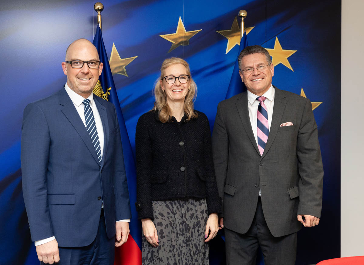 Regierungschef Daniel Risch, Regierungschef-Stellvertreterin Sabine Monauni und Maroš Šefčovič, Exekutiv-Vizepräsident der EU-Kommission. (Quelle: EU/Jennifer Jacquemart)