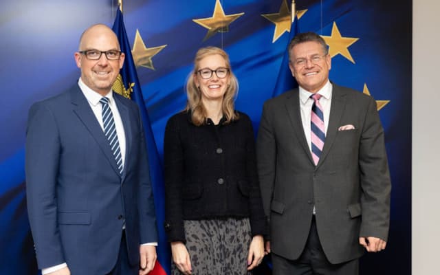Regierungschef Daniel Risch, Regierungschef-Stellvertreterin Sabine Monauni und Maroš Šefčovič, Exekutiv-Vizepräsident der EU-Kommission. (Quelle: EU/Jennifer Jacquemart)