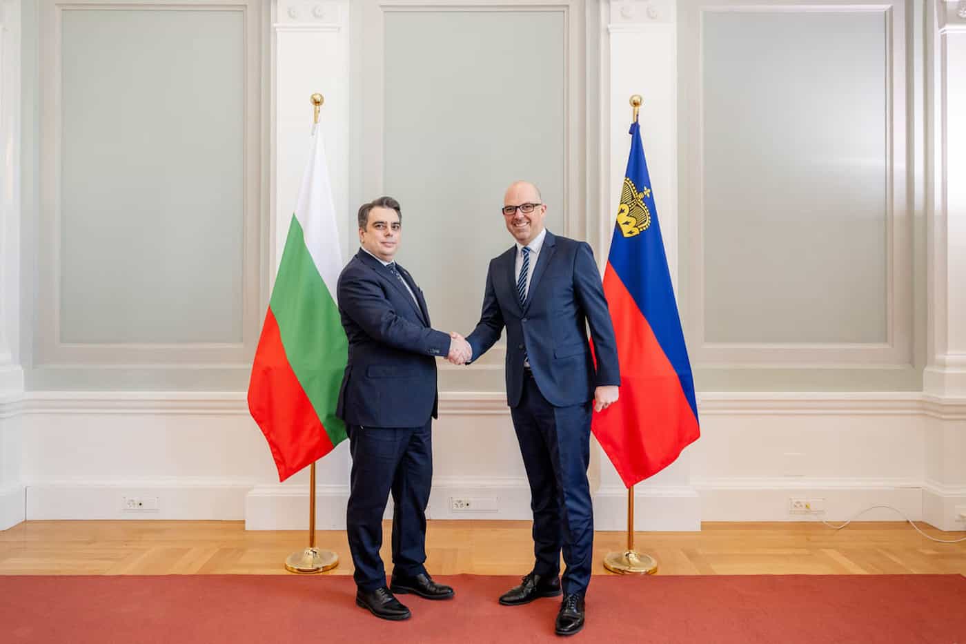 Regierungschef Daniel Risch begrüsst Assen Wassilew, Finanzminister der Republik Bulgarien, im Regierungsgebäude.