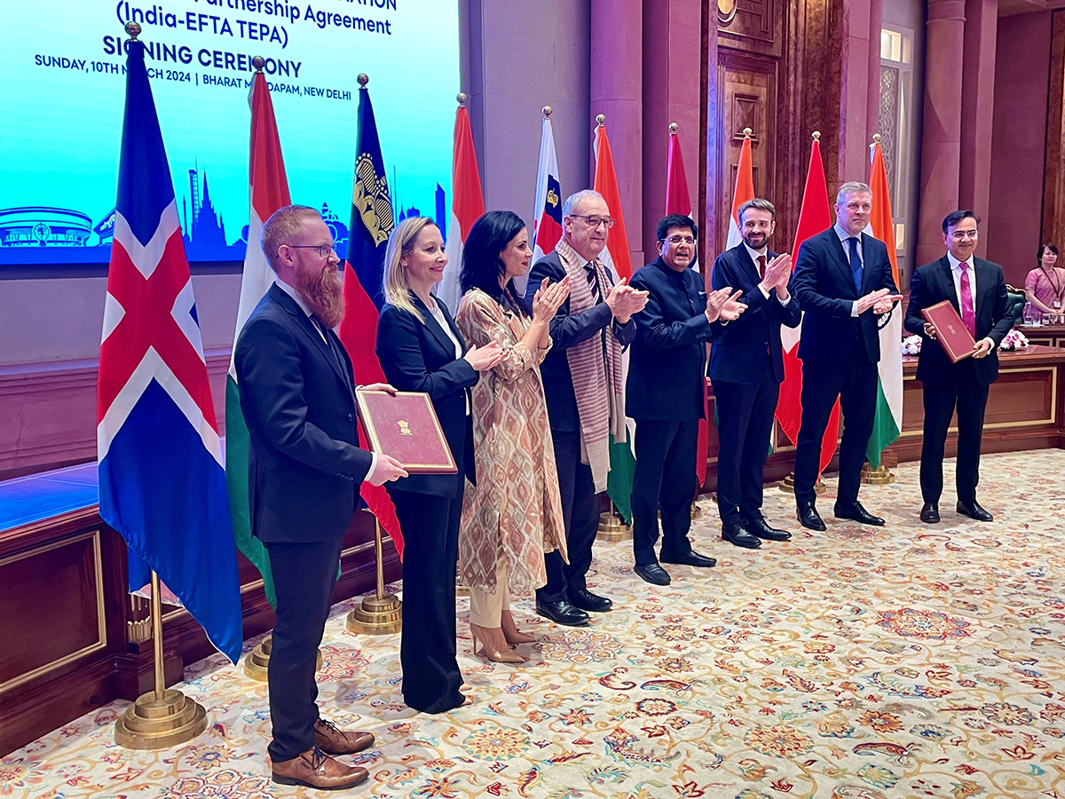 Aussenministerin Dominique Hasler mit ihren EFTA-Kollegen Bundesrat Guy Parmelin, dem indischen Handelsminister Piyush Goyal, dem norwegischen Handelsminister Jan Christian Vestre und dem isländischen Aussenminister Bjarni Benediktsson nach der zeremoniellen Vertragsunterzeichnung.
