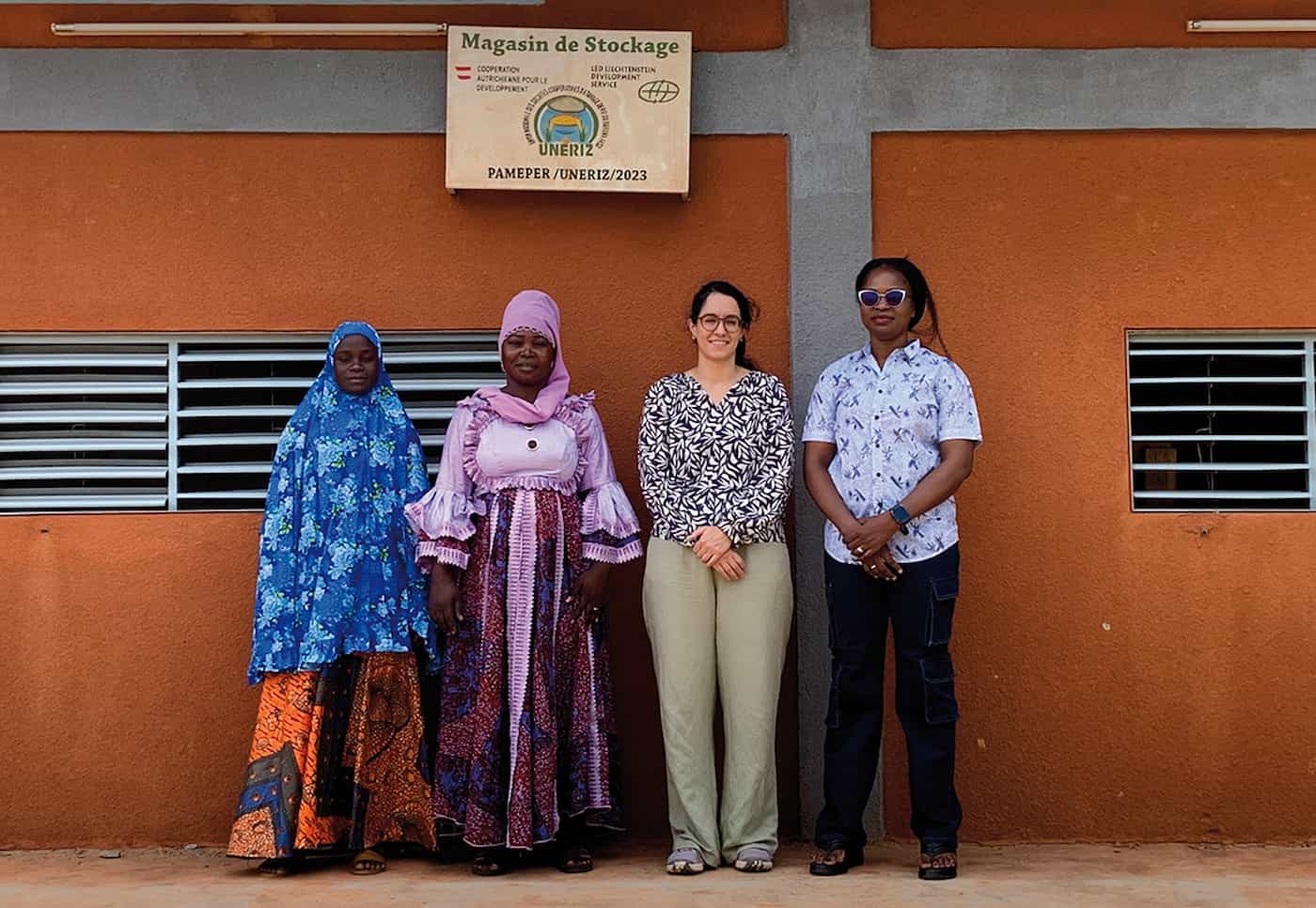 Die LED-Vertreterin Marion Reichenbach mit der UNERIZ-Verbandssekretärin Alimatou Ouédraogo (rechts aussen) sowie weiteren Vertreterinnen von UNERIZ. (Foto: Austrian Development Agency, ADA)