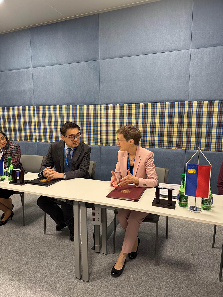 Unterzeichnung des Doppelbesteuerungsabkommens mit den Philippinen mit dem Finanzminister der Philippinen Frederick D. Go und Regierungschefin Brigitte Haas. (Quelle: IKR)