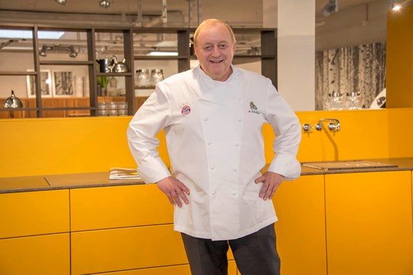 Starkoch Alfons Schuhbeck kocht live bei Delta Möbel in Haag