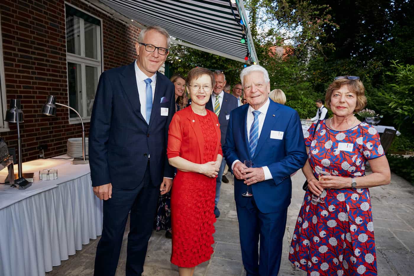 Regierungsrat Daniel Oehry, Regierungschefin Brigitte Haas, Bundespräsident a.D. Joachim Gauck und seine Partnerin Daniela Schadt. (Quelle: Janine Escher)