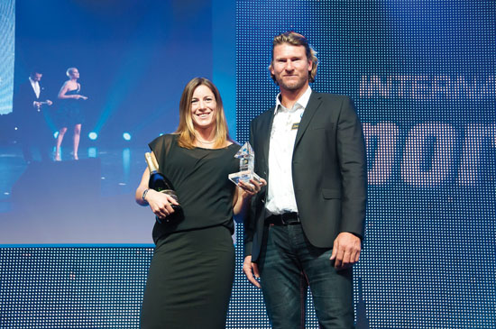 Preisträgerin Nicola Spirig Triathlon Olympiasieg 2012 (Kristallübergabe in Davos von Bjørn Dunkerbeck)