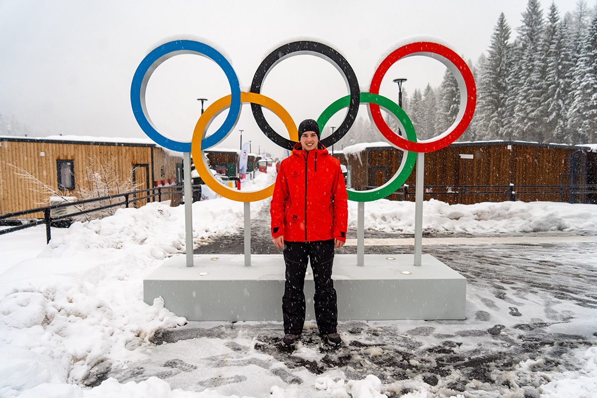 Milano Cortina 2026: Martin Kranz trägt die Fahne Liechtensteins an der Eröffnungsfeier