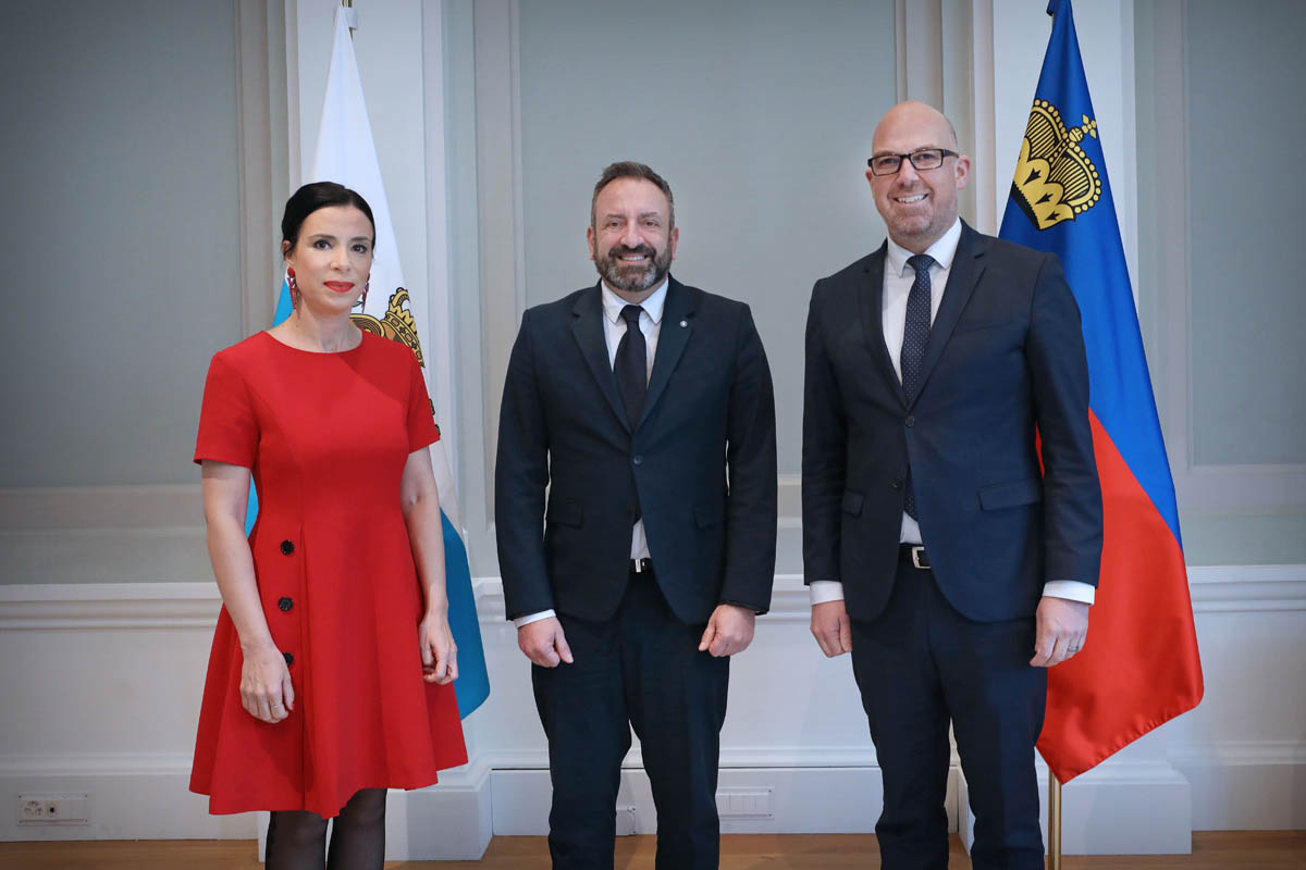 Regierungsrätin Dominique Hasler, Luca Beccari, Aussenminister der Republik San Marino, und Regierungschef Daniel Risch bei der offiziellen Begrüssung im Regierungsgebäude.
