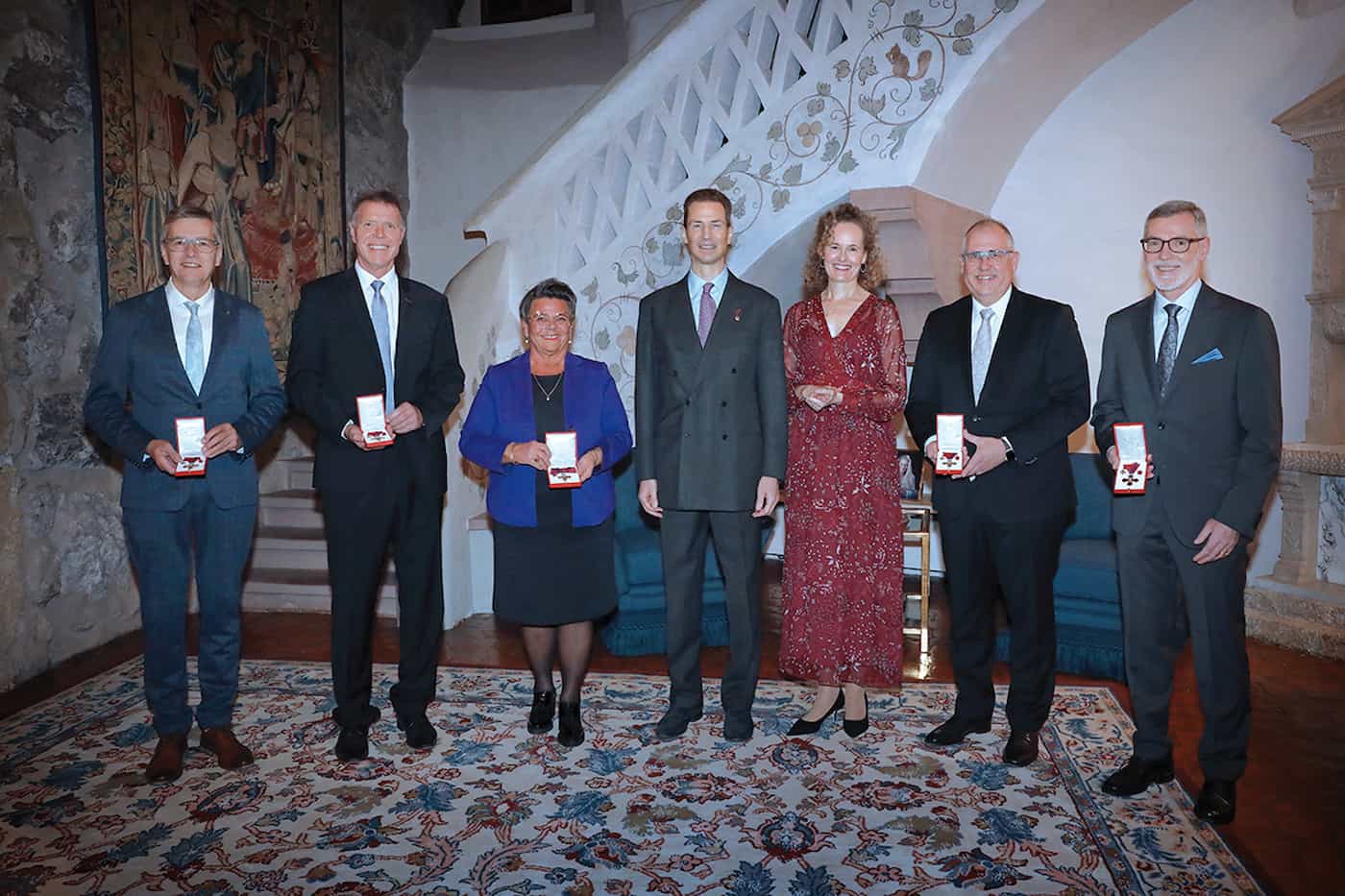 S.D. Erbprinz Alois und I.K.H. Erbprinzessin Sophie von und zu Liechtenstein mit den Ordensträger/innen bei der Verleihung auf Schloss Vaduz.