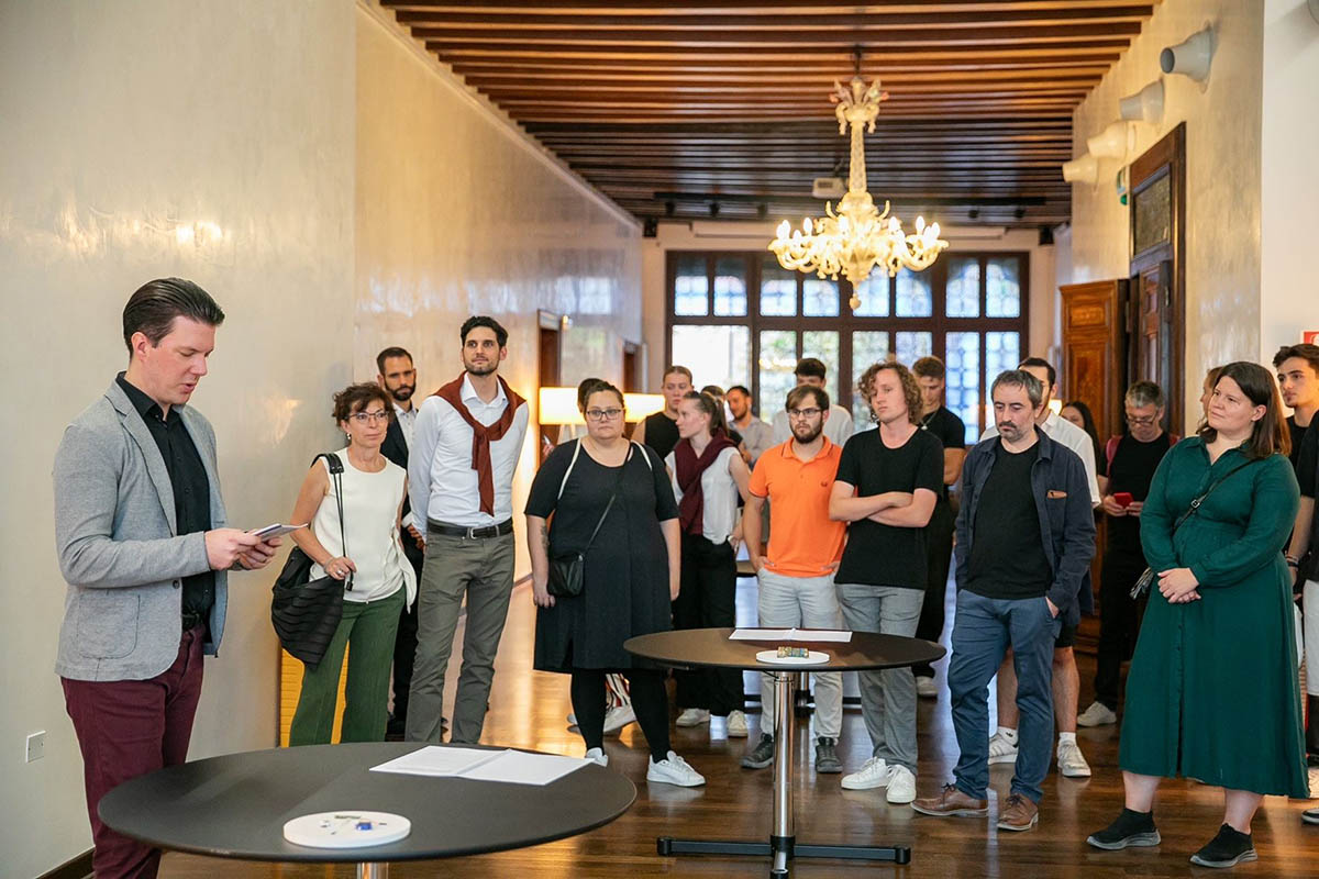 Regierungsrat Manuel Frick bedankte sich bei allen, die den Auftritt in Venedig ermöglicht haben. Foto: © Marta Buso