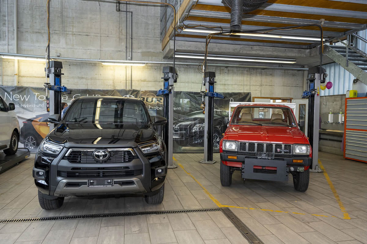 Toyota Hilux ist der beliebteste Pick Up der Schweiz des Jahres 2023 hier im Bild mit einem Toyota Pick Up  Jahrgang 1983