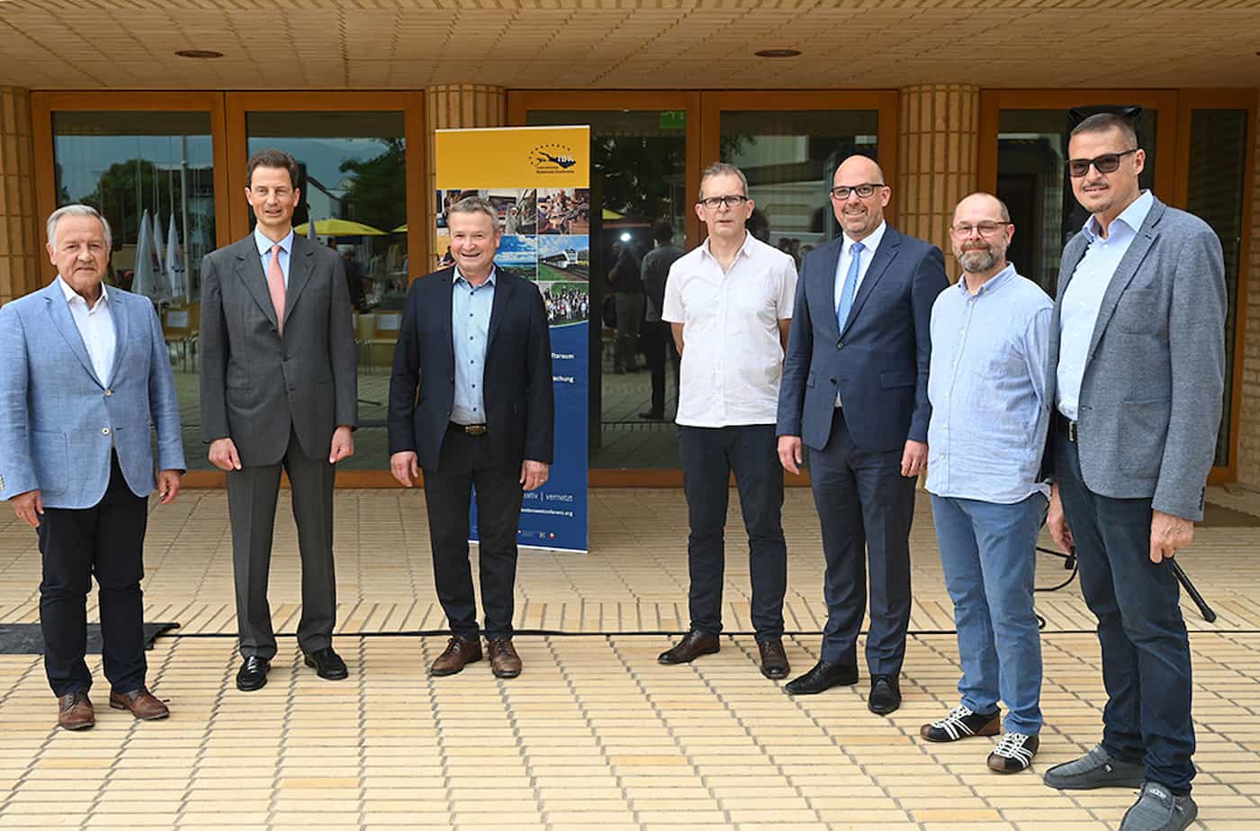 Landtagspräsident Albert Frick, S.D. Erbprinz Alois von und zu Liechtenstein, Regierungsrat Alfred Stricker, Mathias Ospelt, Regierungschef Daniel Risch, Richi Küttel und Landesrat Christian Bernhard 