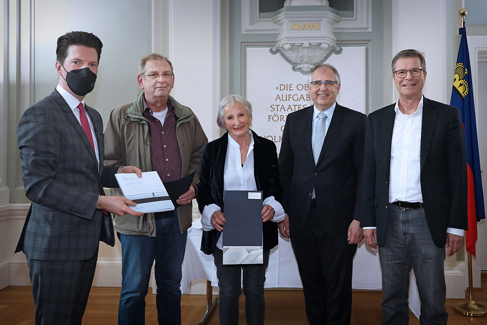 Die Langsamverkehrsbrücke Buchs-Vaduz: Regierungsrat Manuel Frick, Moritz Walser (Lampert Druckzentrum), Silvia Ruppen (Atelier Silvia Ruppen), Manfred Bischof (Gemeinde Vaduz) und Daniel Gut (Stadt Buchs) 