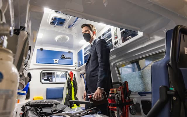 Regierungsrat Manuel Frick im «Innern» eines Rettungswagens des Roten Kreuzes (Quelle: Daniel Schwendener)