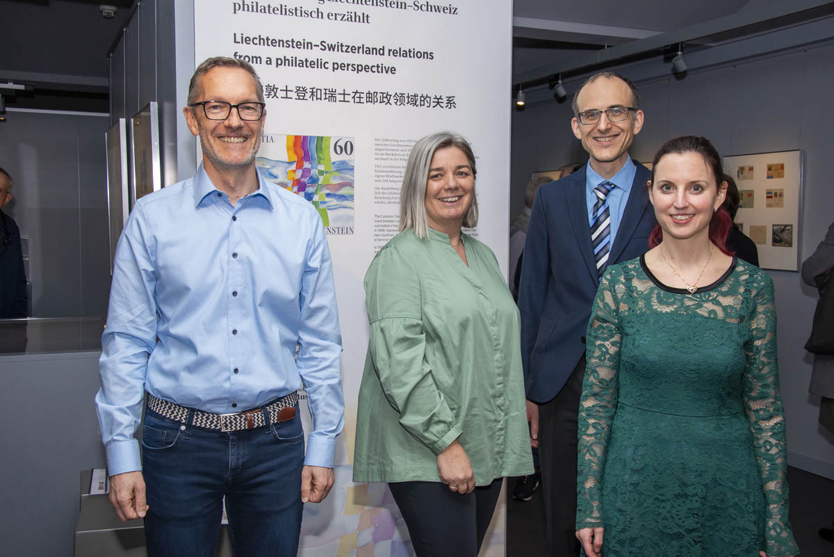 (v.l.) Roland Seger, Vorsitzender der Geschäftsleitung, Liechtensteinische Post AG; Christine Böhmwalder, Leiterin Philatelie; lic. phil. Donat Büchel Co-Kurator der Ausstellung; Caroline Hilty, MA, Co-Kuratorin der Ausstellung