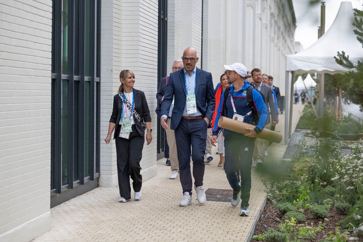 Jasmin Risch und Regierungschef Daniel Risch mit dem Chef de Mission, Mathias Briker, im Olympischen Dorf. (Quelle: Roman Jäger)