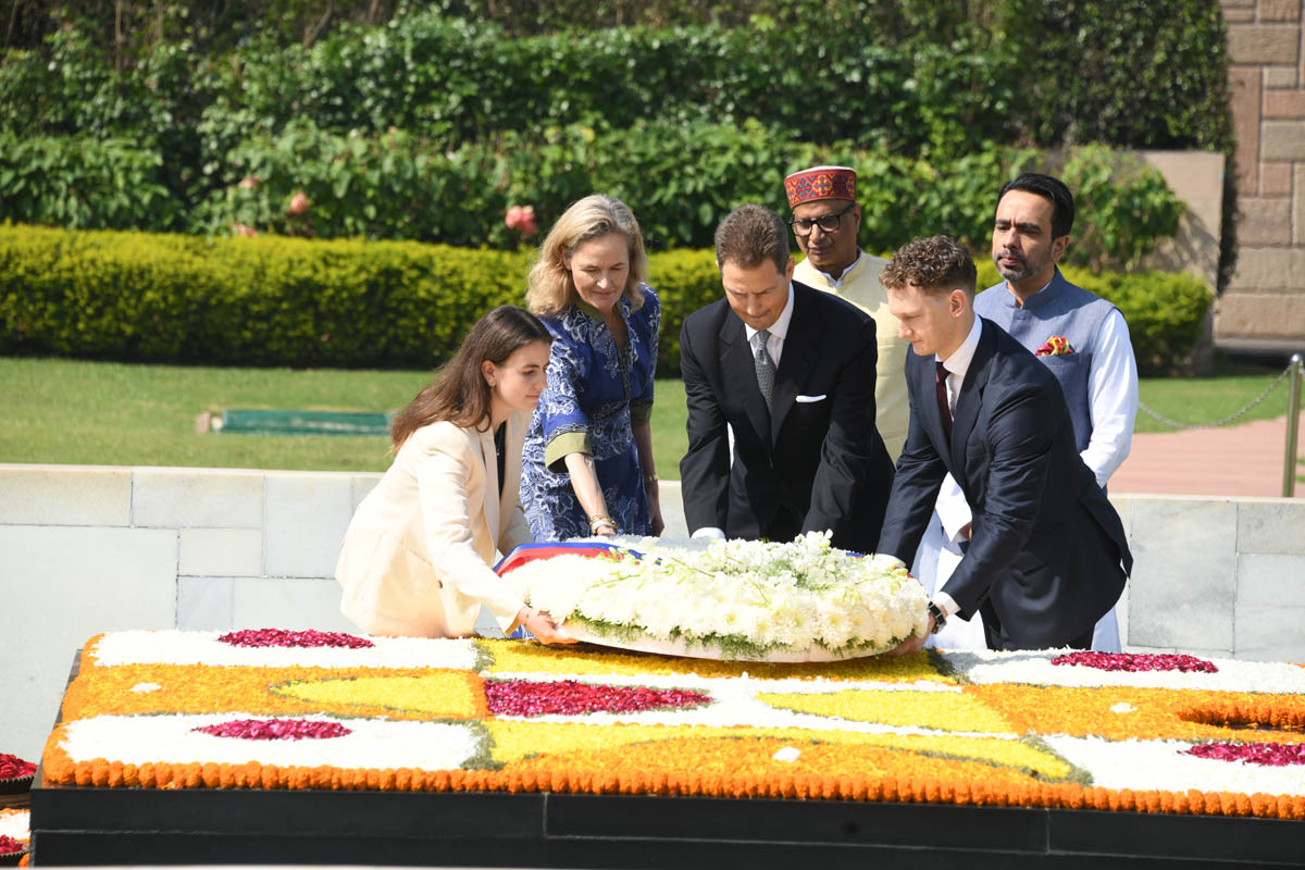 Das Erbprinzenpaar bei der Kranzniederlegung an der Mahatma-Gandhi-Gedenkstätte Raj Ghat. (Quelle: Adarsh Saini)