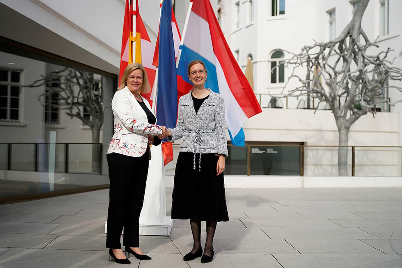 Bundesministerin Nancy Faeser begrüsst Regierungschef-Stellvertreterin Sabine Monauni (Quelle: BMI/Henning Schacht)