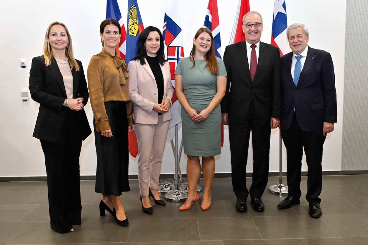 Die EFTA-Ministerinnen und -Minister mit dem chilenischen Aussenminister und der EFTA-Generalsekretärin anlässlich der Unterzeichnung des modernisierten EFTA-Freihandelsabkommens mit Chile, Siri Meling, EFTA-Generalsekretärin, Thórdís Kolbrún, Aussenministerin Islands, Regierungsrätin Dominique Hasler, Cecilie Myrseth, norwegische Handelsministerin, Bundesrat Guy Parmelin, Alberto van Klaveren Stork, chilenischer Aussenminister. (Quelle: EFTA-Sekretariat)