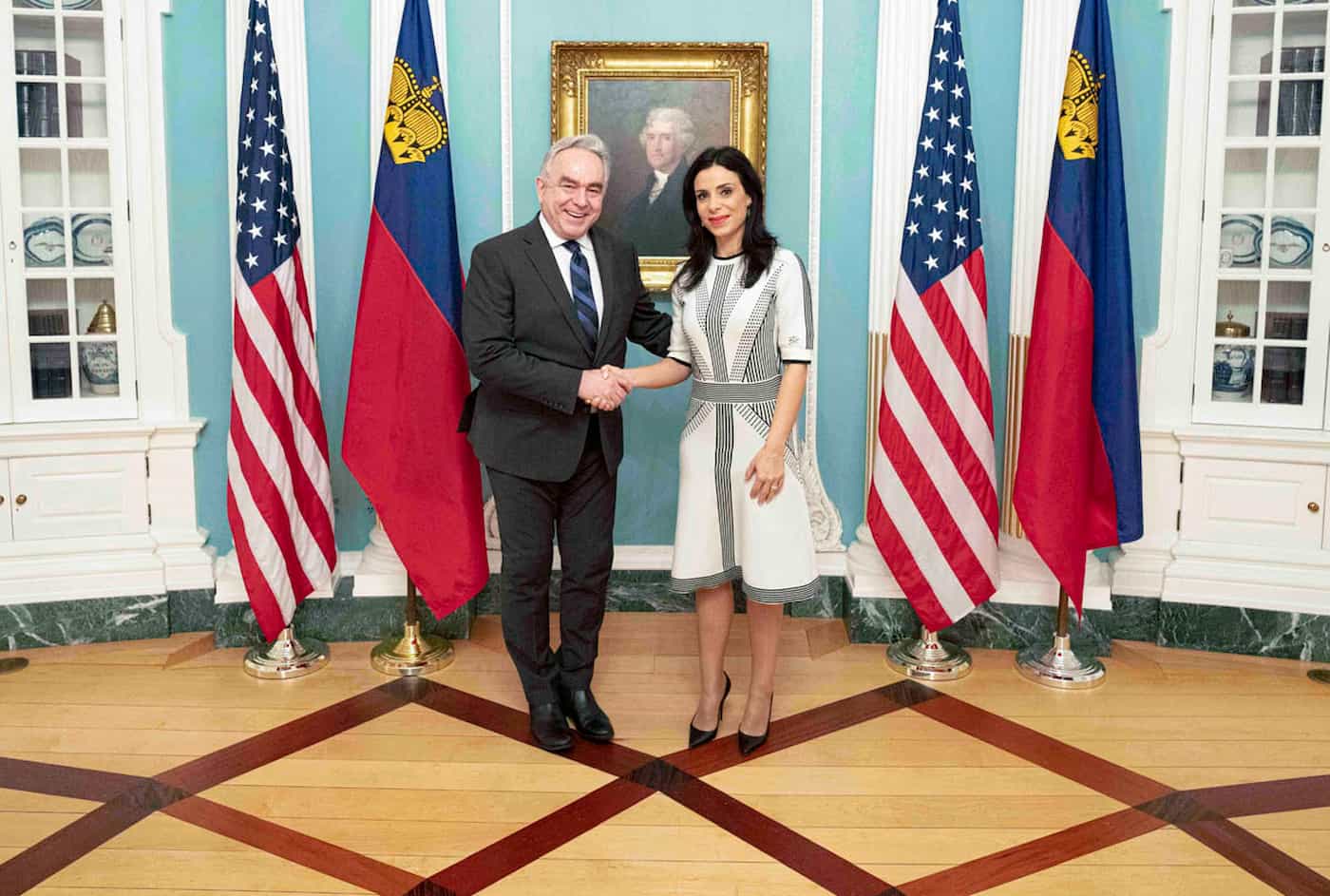 US-Vize-Aussenminister Kurt Campbell begrüsst Aussenministerin Dominique Hasler.