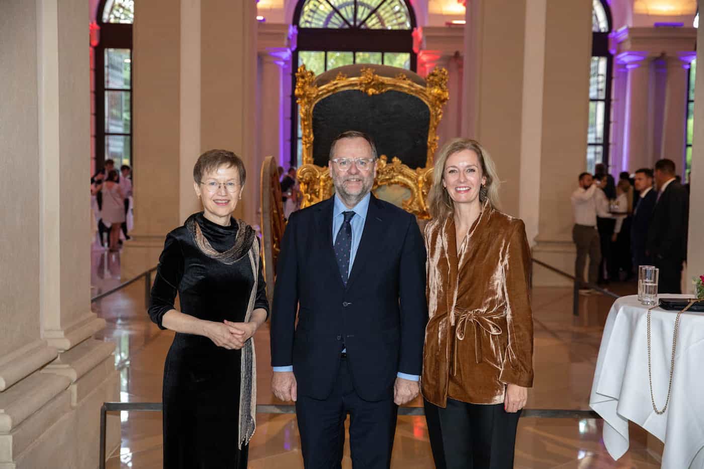 Regierungschefin Brigitte Haas, Josef Schellhorn, Staatssekretär im Bundesministerium für europäische und internationale Angelegenheiten der Republik Österreich, Regierungschefin-Stellvertreterin Sabine Monauni beim Liechtenstein Empfang. (Quelle: Michele Agostinis)