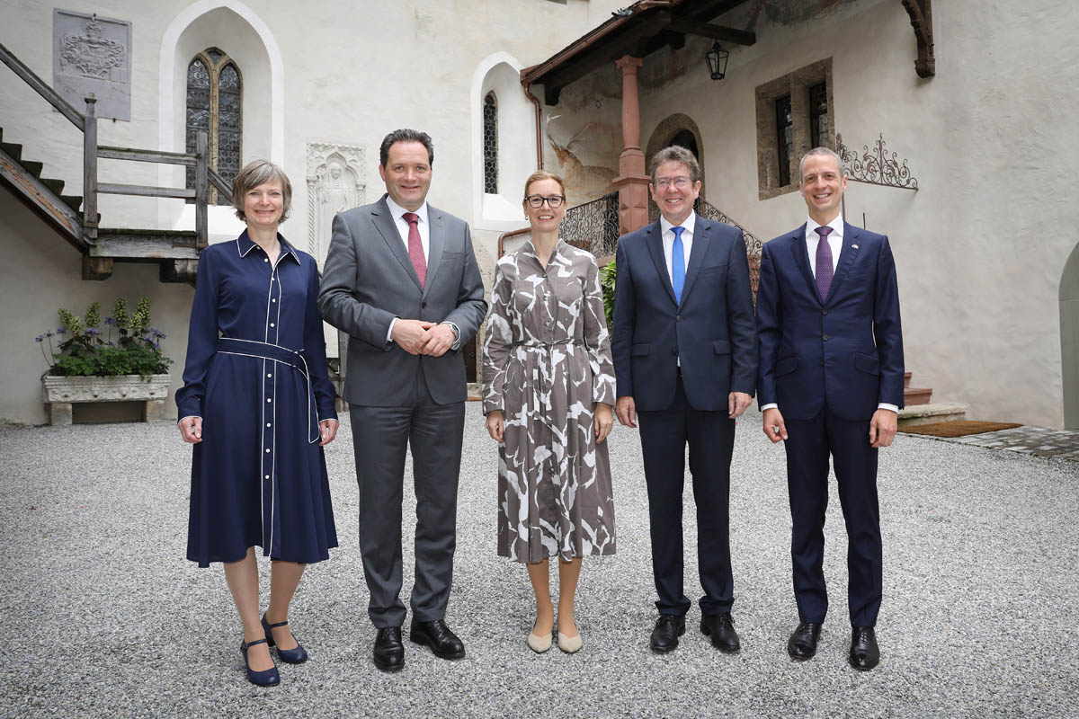 Eva Kracht, Abteilungsleiterin Internationales und Europa, Bundesministerium für Umwelt, Klimaschutz, Naturschutz und nukleare Sicherheit, Deutschland, Bundesminister Norbert Totschnig, Österreich, Regierungschefin-Stellvertreterin Sabine Monauni, Liechtenstein, Bundesrat Albert Rösti, Schweiz, Minister Serge Wilmes, Luxemburg.