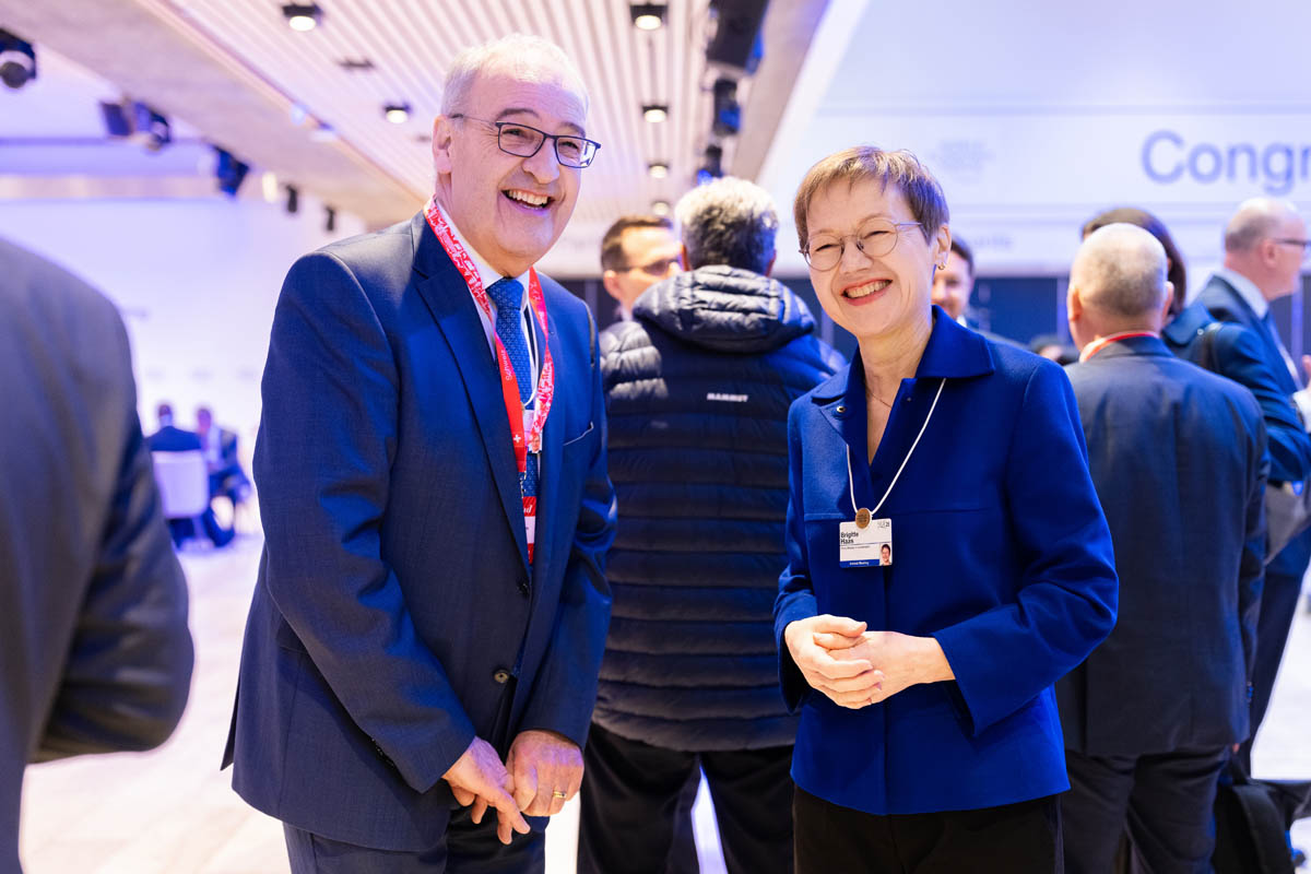 Regierungschefin Brigitte Haas trifft am WEF 2026 den Bundespräsidenten der Schweiz, Guy Parmelin. (Quelle: IKR/Yannick Zurflüh)