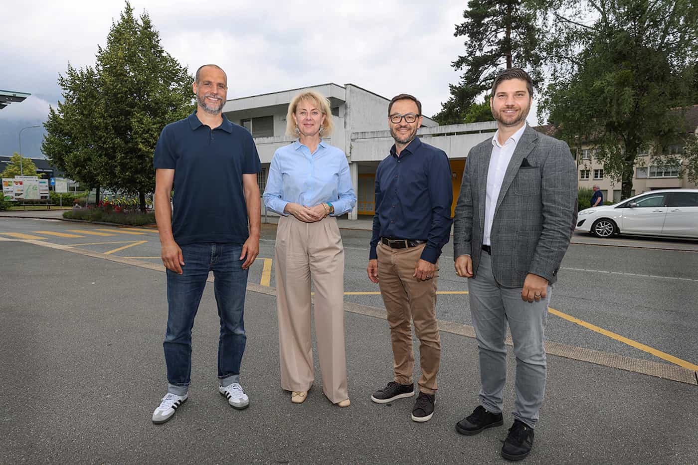 (v.l.) Markus Büchel, Geschäftsleiter der Stiftung Offene Jugendarbeit Liechtenstein, Dr. Graziella Marok-Wachter, Ministerin für Infrastruktur, Jürg Kellenberger, Stabsstellenleiter für staatliche Liegenschaften, Johannes Hasler, Gemeindevorsteher von Gamprin / Foto: © Brigitt Risch
