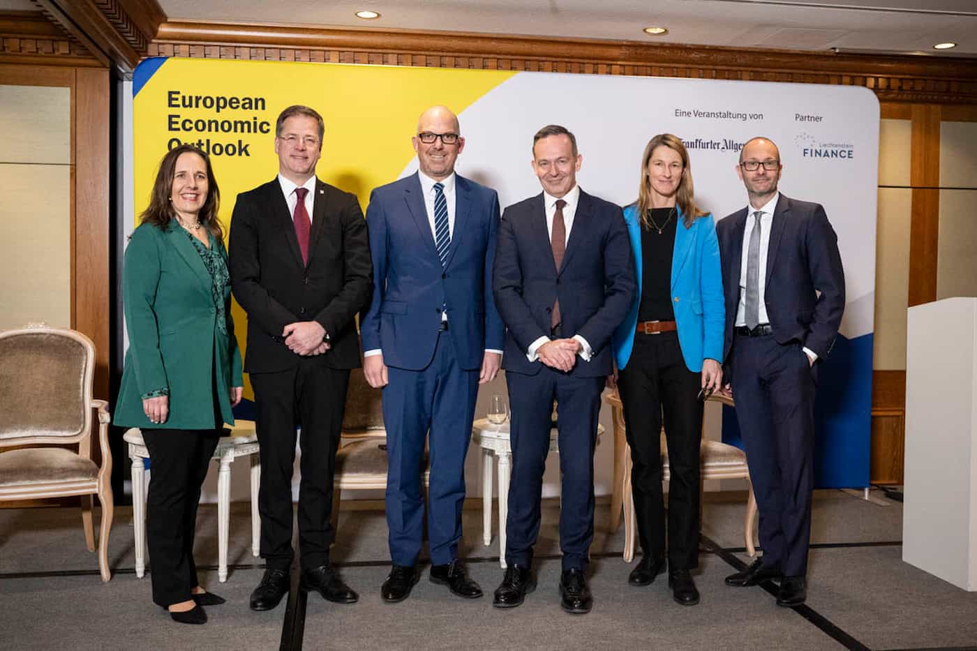 Corinna Budras (Moderatorin), Axel Müller-Groeling (Vorstandsmitglied der Frauenhofer-Gruppe), Regierungschef Daniel Risch, Volker Wissing (Bundesminister für Digitales und Verkehr), Botschafterin Isabel Frommelt-Gottschald und Simon Tribelhorn (Geschäftsführer Liechtensteinischer Bankenverband). (Quelle: Marco Urban)