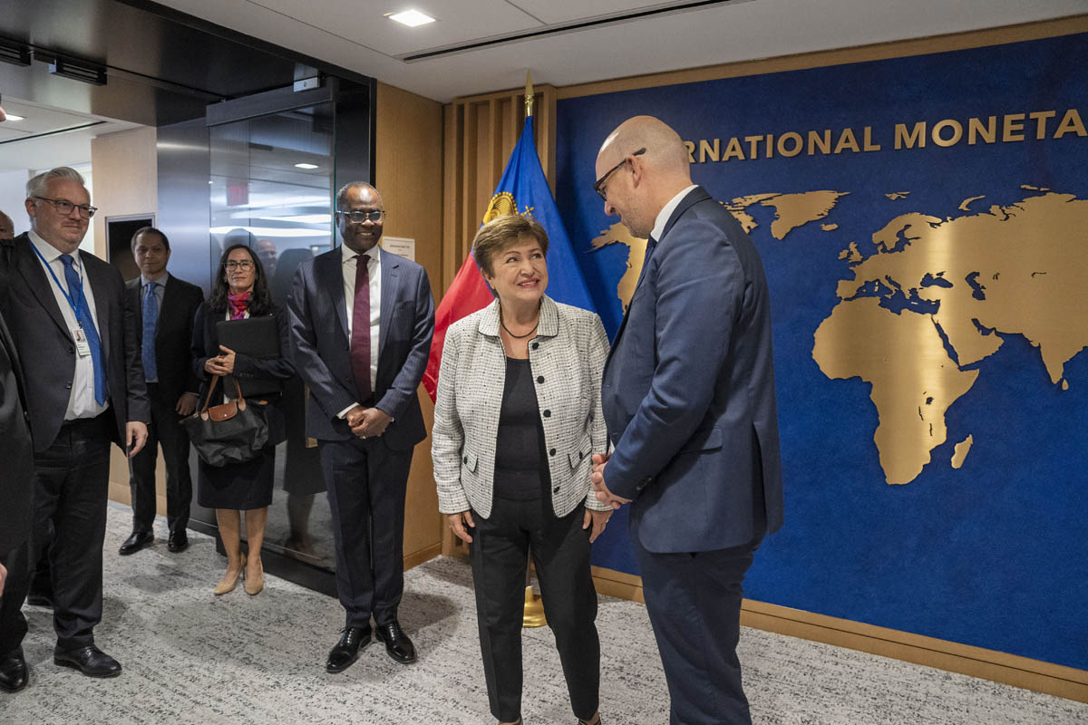 Kristalina Georgieva, geschäftsführende Direktorin des Internationalen Währungsfonds, begrüsst Regierungschef Daniel Risch. (Quelle: IMF Photo)