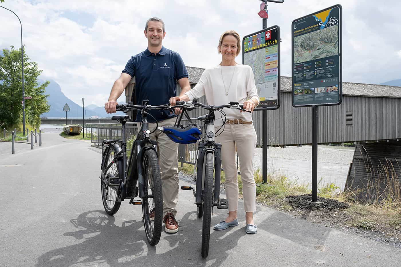Die Bürgermeisterin von Vaduz Petra Miescher und Matthias Kramer, Bereichsleiter Tourismus & Wirtschaft bei Liechtenstein Marketing, freuen sich die ersten Informationstafeln offiziell einzuweihen.