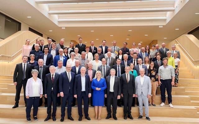 Gruppenfoto mit den IBK-Regierungschefs sowie den Mitgliedern der Internationalen Parlamentarischen Bodensee-Konferenz. (Quelle: Staatskanzlei Bayern)