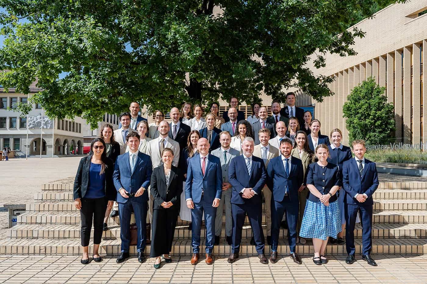 Die Stagiaires des schweizerischen diplomatischen und konsularischen Dienstes sowie der Entwicklungszusammenarbeit mit Regierungsrat Hubert Büchel beim Besuch in Liechtenstein. (Quelle: IKR/Julian Konrad)