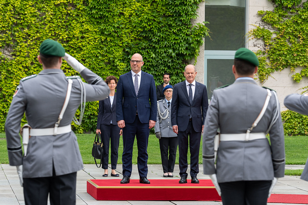 Militärischer Empfang von Regierungschef Daniel Risch in Begleitung von Bundeskanzler Olaf Scholz