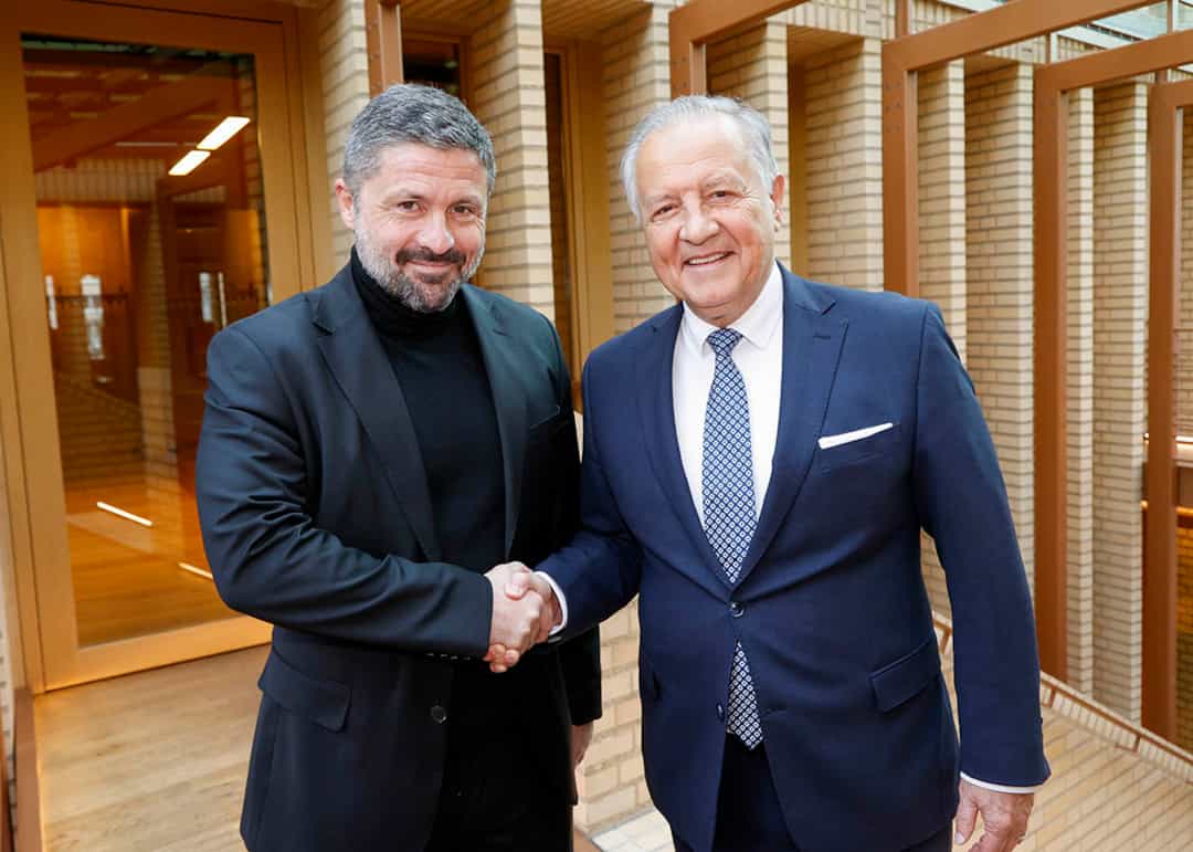 Der französischen Delegationsvorsitzende Jean-Félix Acquaviva (links) wird von Landtagspräsident Albert Frick begrüsst.