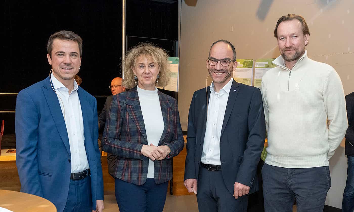 (v.l.) Patrick Elkuch (Projektleiter LIHK), Regierungsrätin Graziella Marok-Wachter, René Kaufmann (Fachbereichsleiter AHR) und Hermann Arnold (Mitgründer 42hacks)